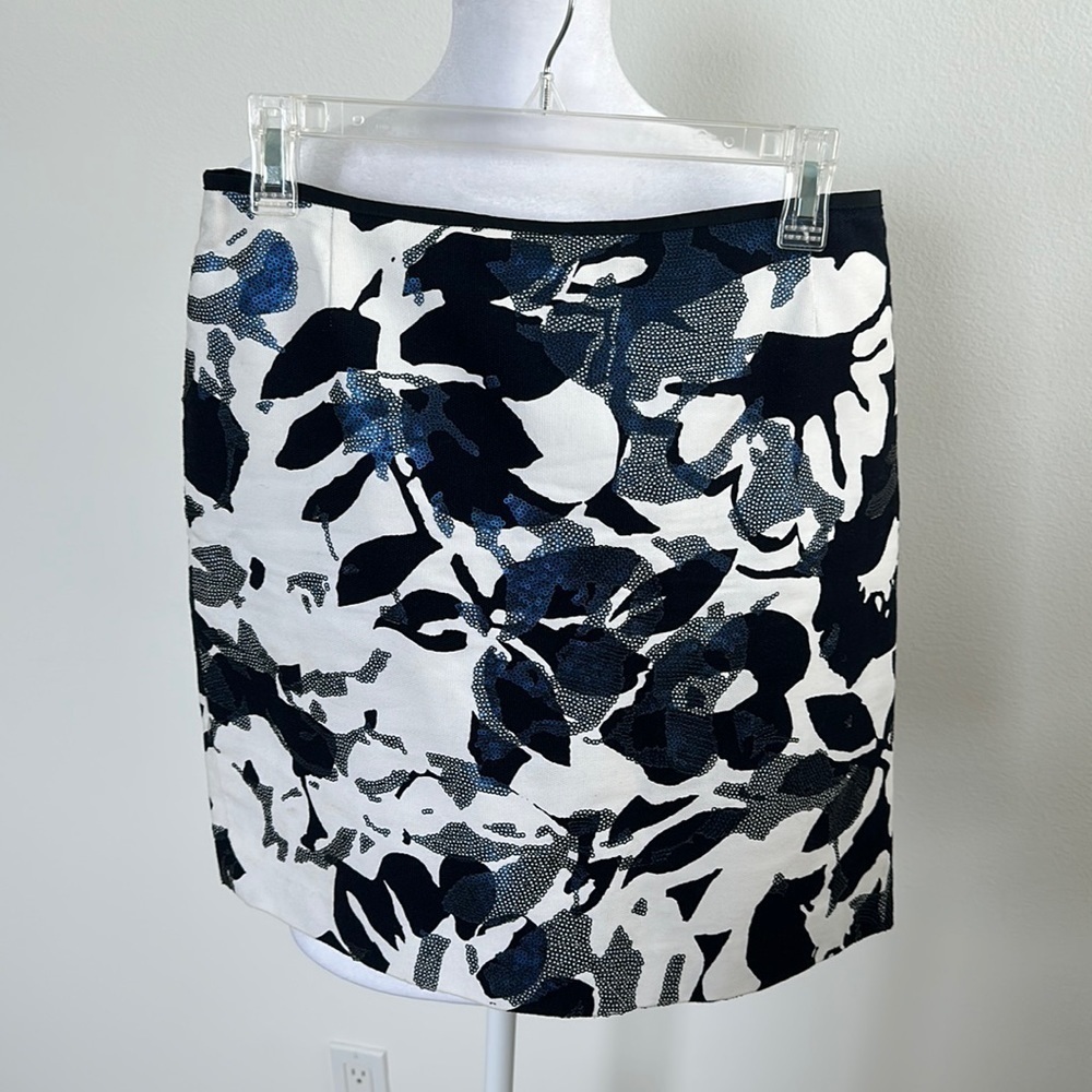 SALE  Tahari skirt with a sequined pattern of two tones of blue, size 10